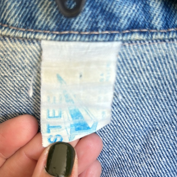 VINTAGE Jean jacket! 💕🖤⭐️ - Picture 2 of 13